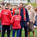 Kronprins Haakon prøvde seg på dart-fotball på Idrettsplassen. Foto: Heiko Junge / NTB